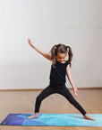 Jógová podložka pro děti Yoga Design Lab – Geo blue 4,5 mm