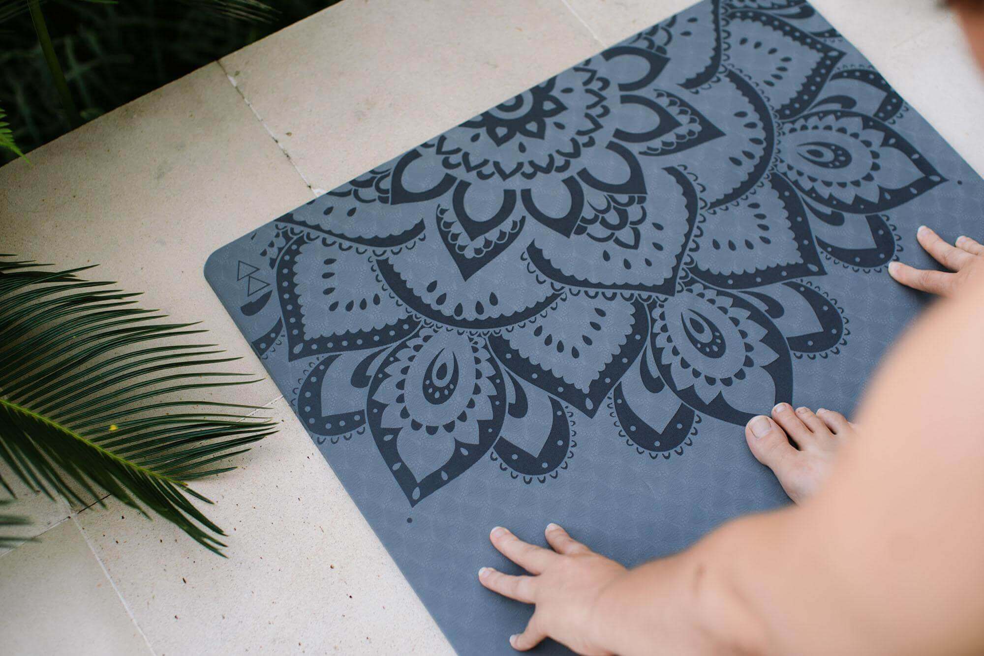 Jógová podložka Yoga Design Lab Flow 6 mm – Pure Mandala Charcoal