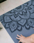 Jógová podložka Yoga Design Lab Flow 6 mm – Pure Mandala Charcoal