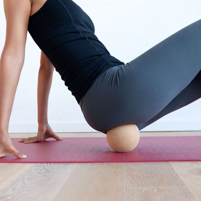 Masážní míček z korku Bodhi – 6 cm