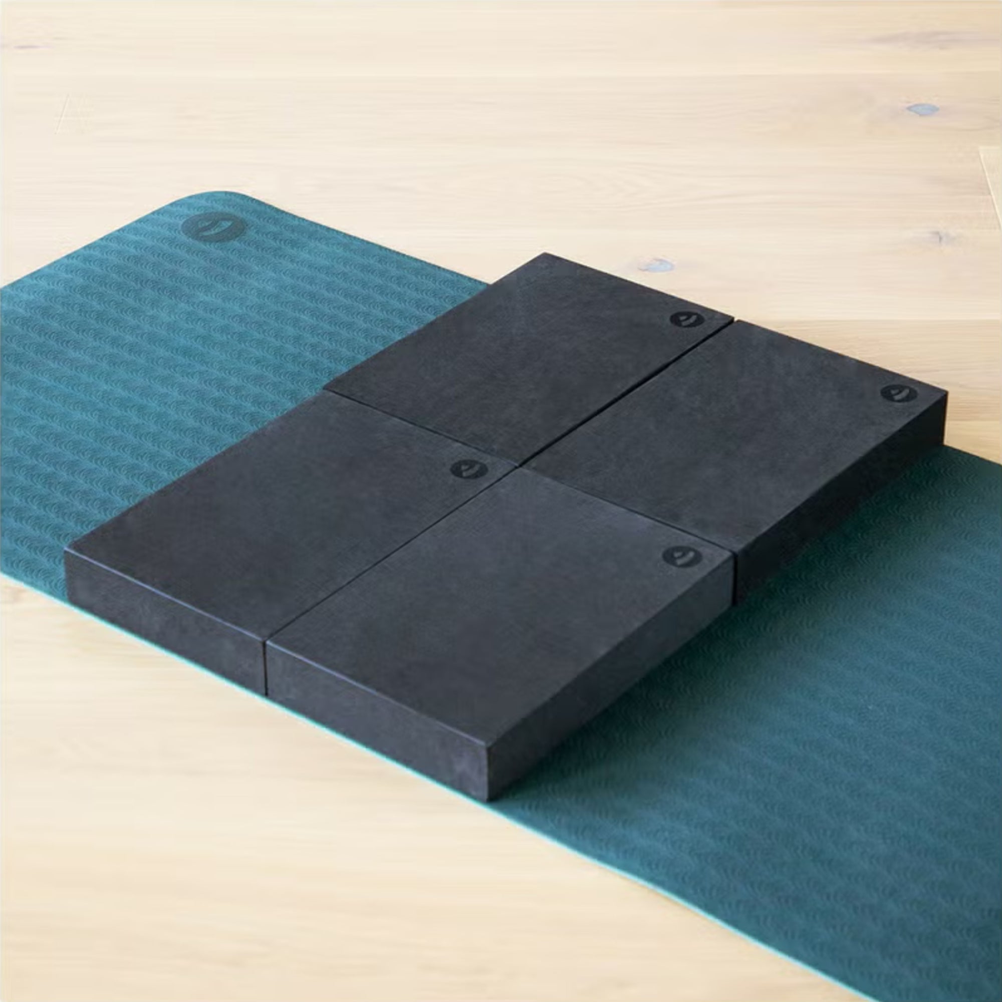 Plochý blok na jógu Bodhi Yoga Block – černý
