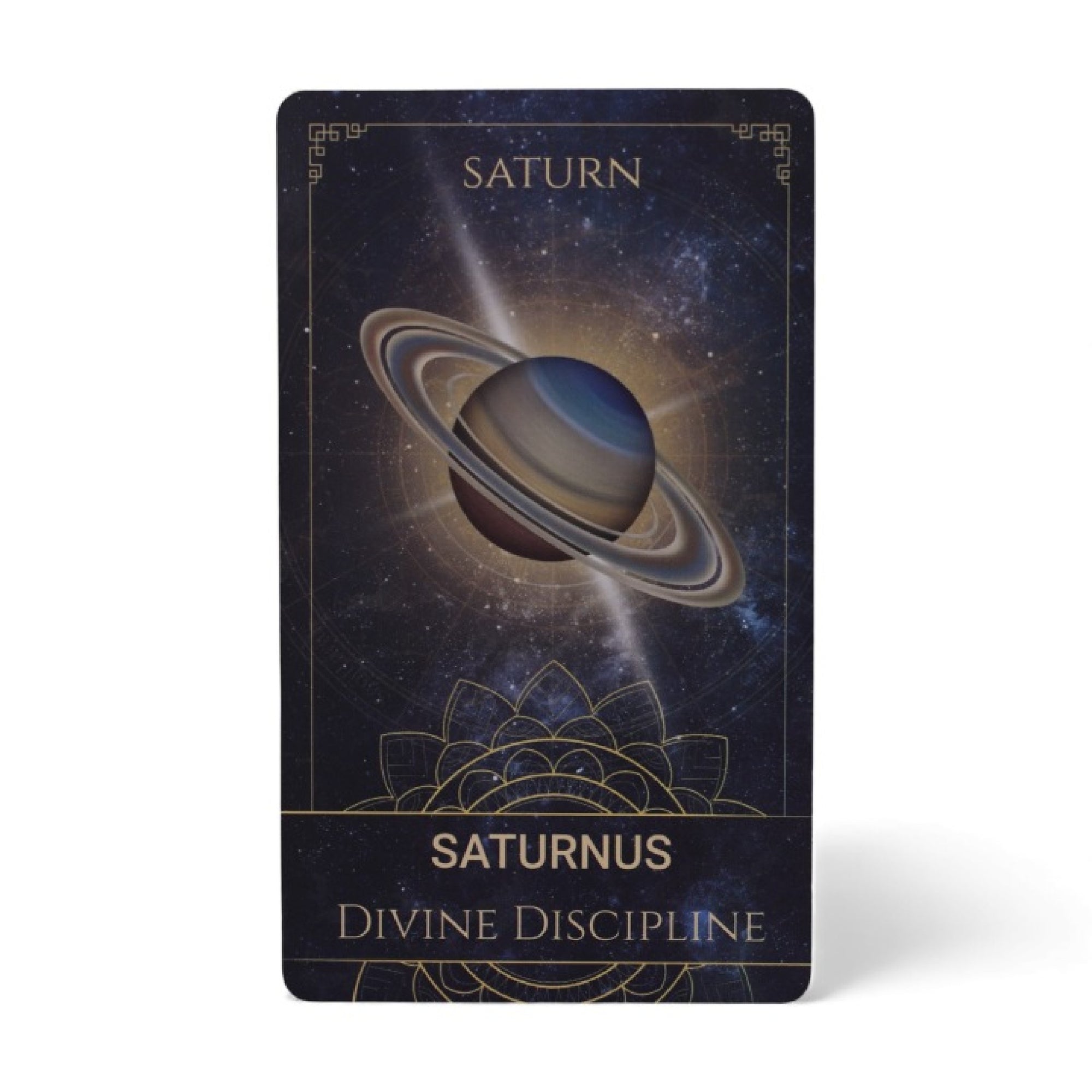 Karta Saturnus Divine Discipline z balíčku Celestial Oracle Cards – planeta Saturn na tmavém pozadí