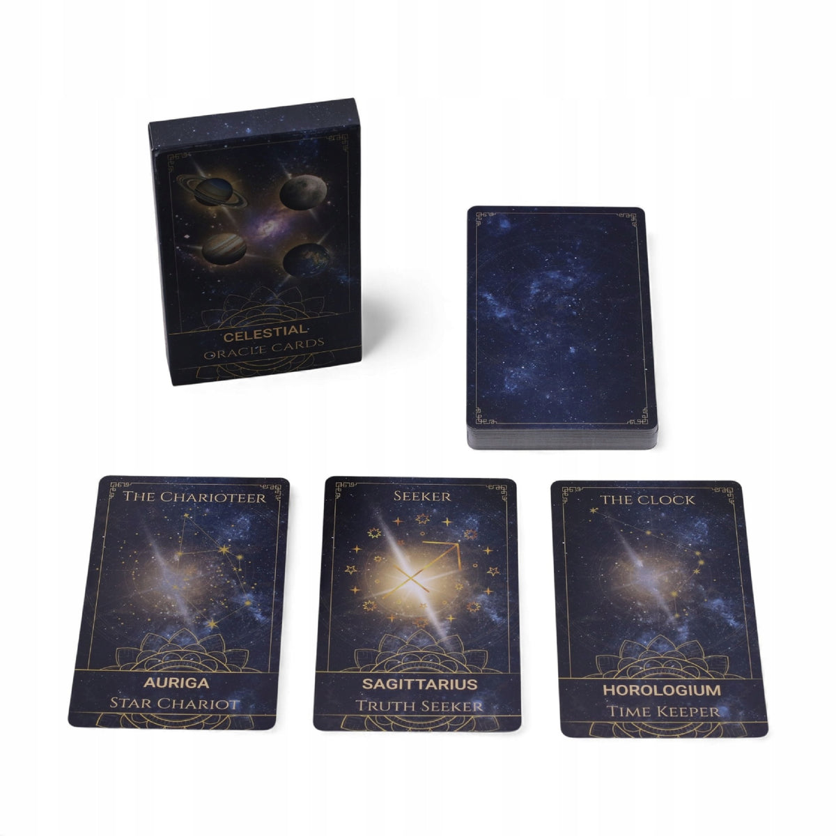 Obsah balíčku Celestial Oracle Cards – krabička, talie karet a ukázka karet Auriga, Sagittarius a Horologium