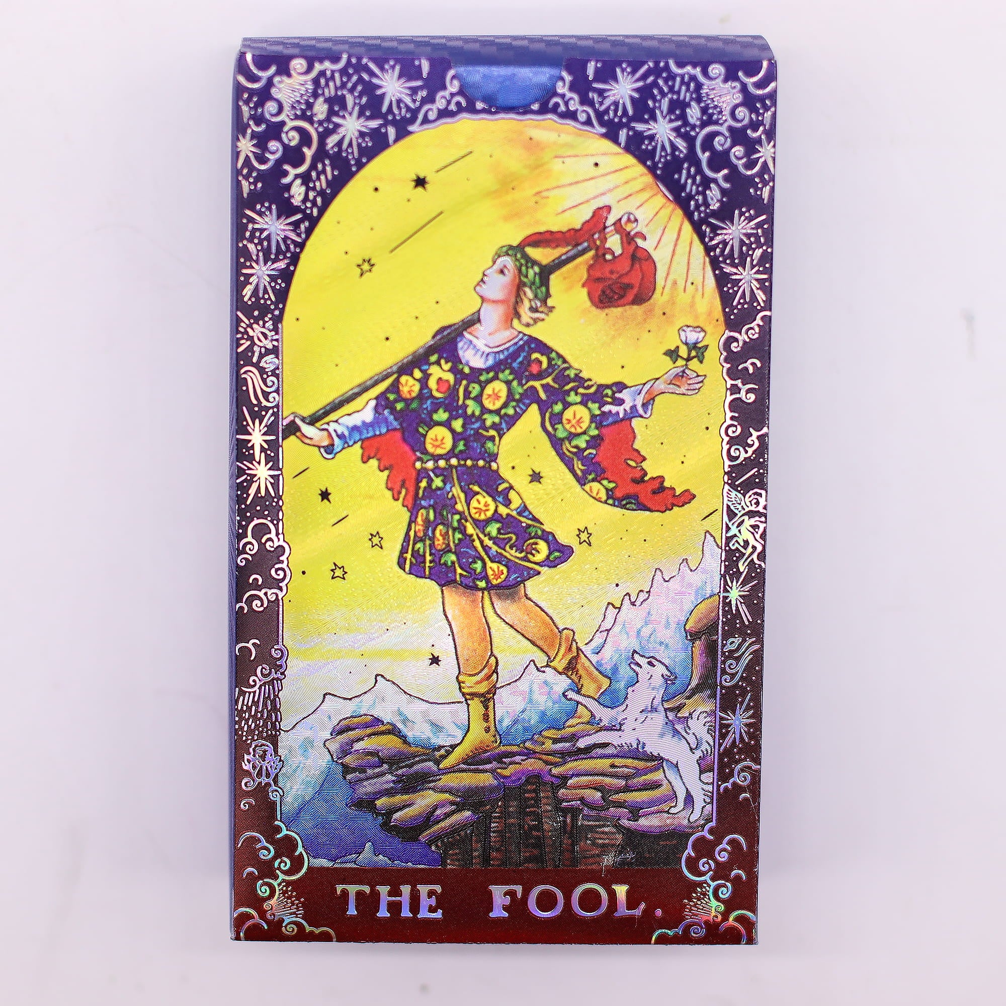 Přední strana krabičky Blue Foil Tarot Mandala s kartou The Fool na hvězdném modrém pozadí