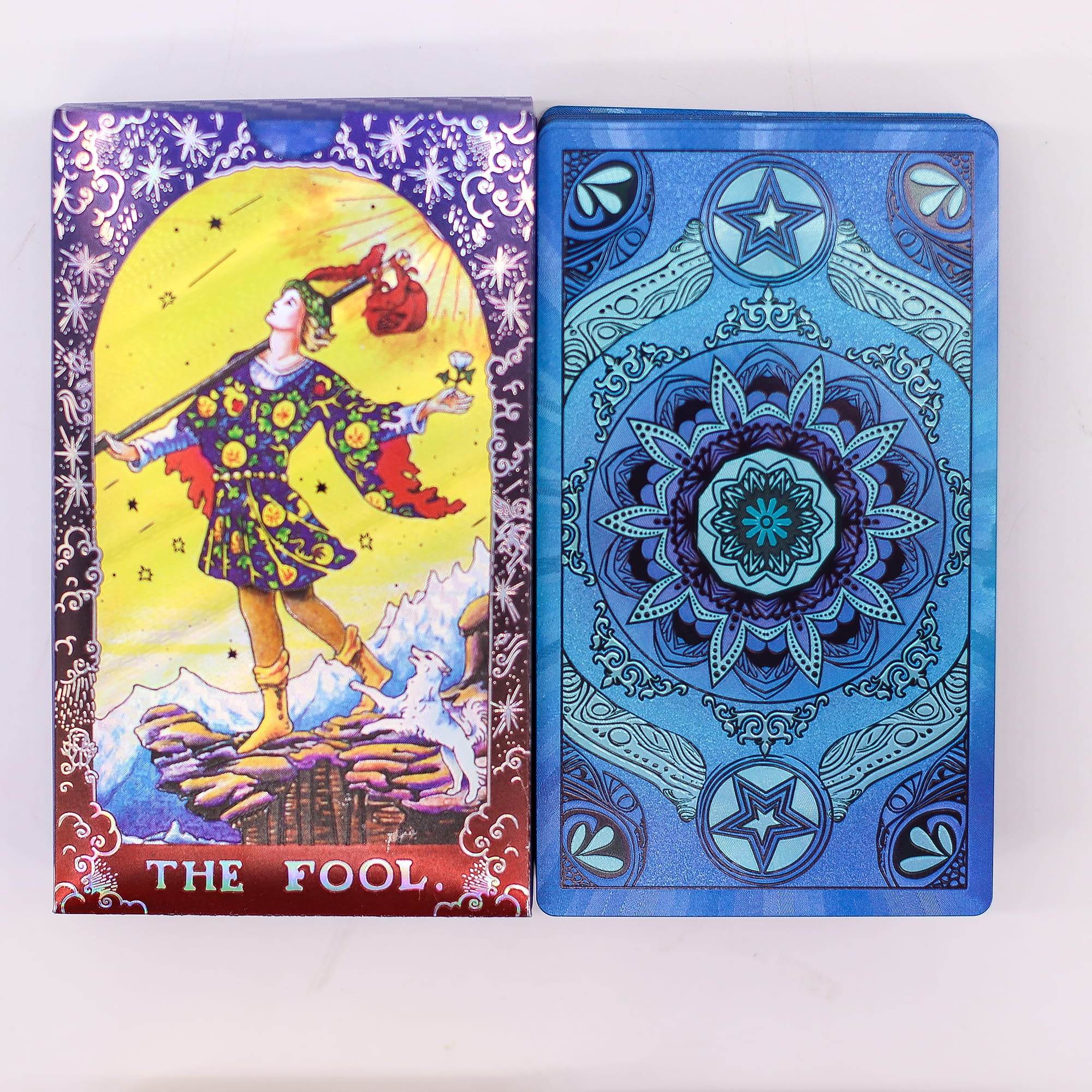 Blue Foil Tarot Mandala – krabička a zadní strana karty s modrým motivem mandaly a pentagramy