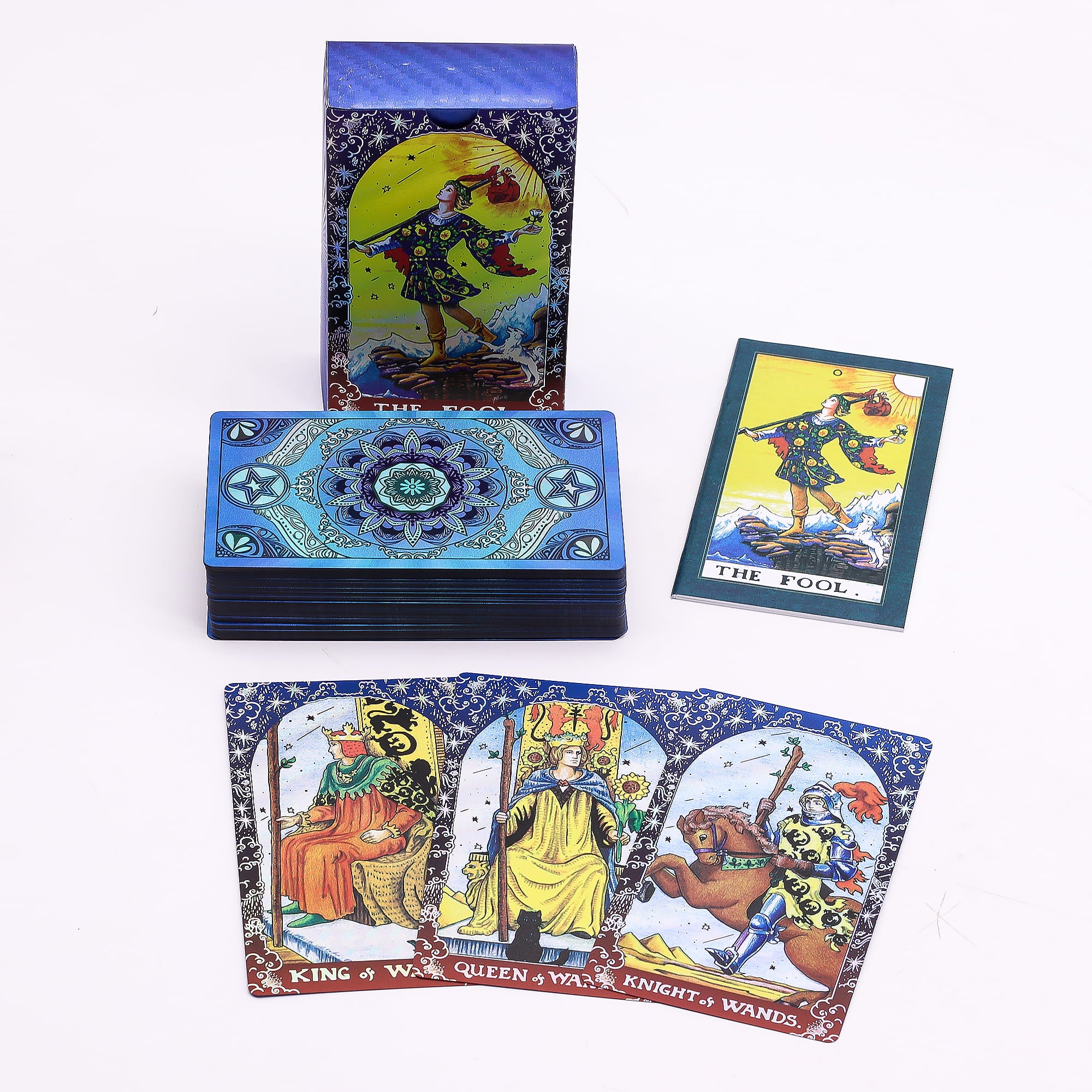 Obsah balíčku Blue Foil Tarot Mandala – krabička, talie karet s motivem mandaly, průvodce a ukázka karet King, Queen a Knight of Wands