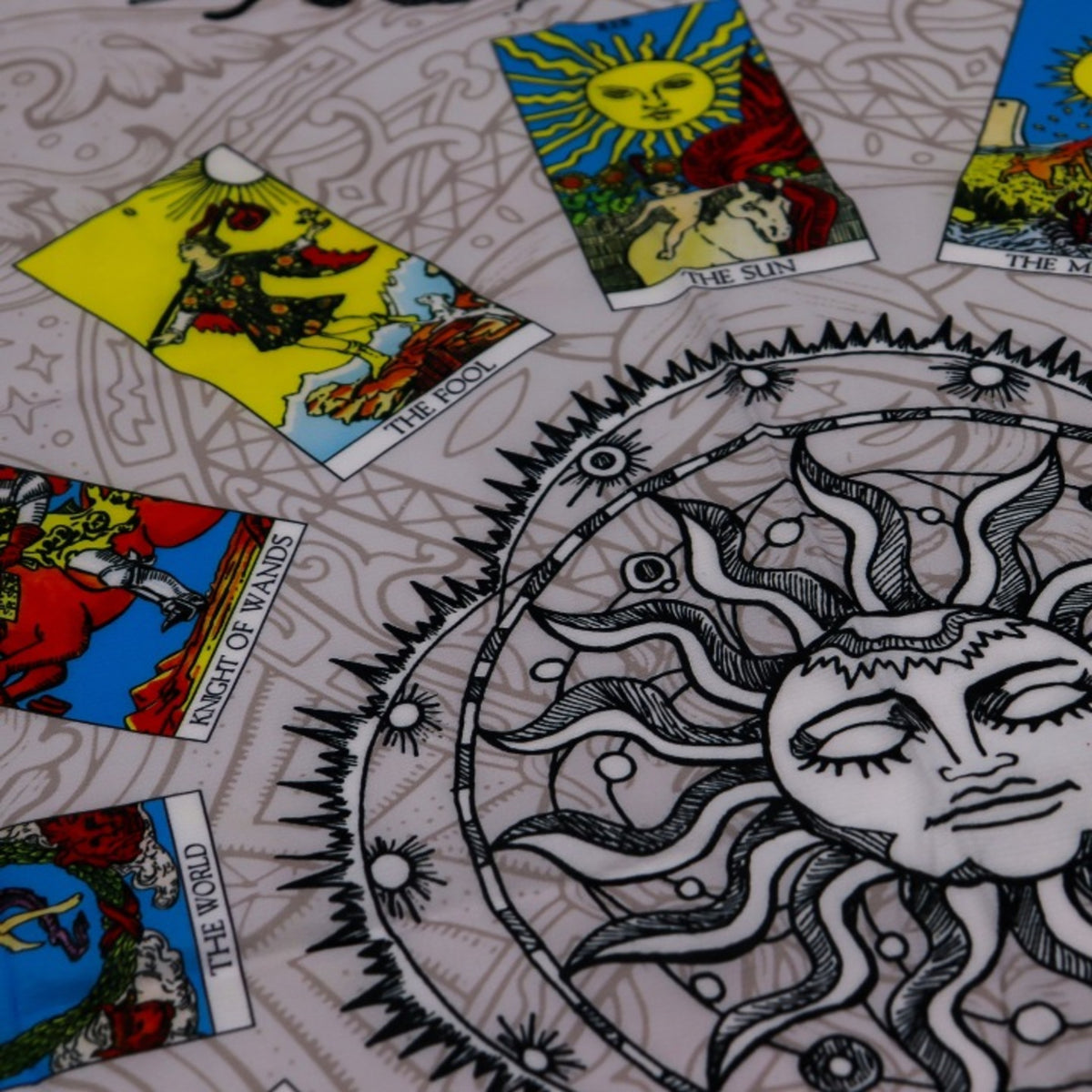 Detail ubrusu pro tarot s kartami The Fool, The Sun a Knight of Wands na motivu slunce
