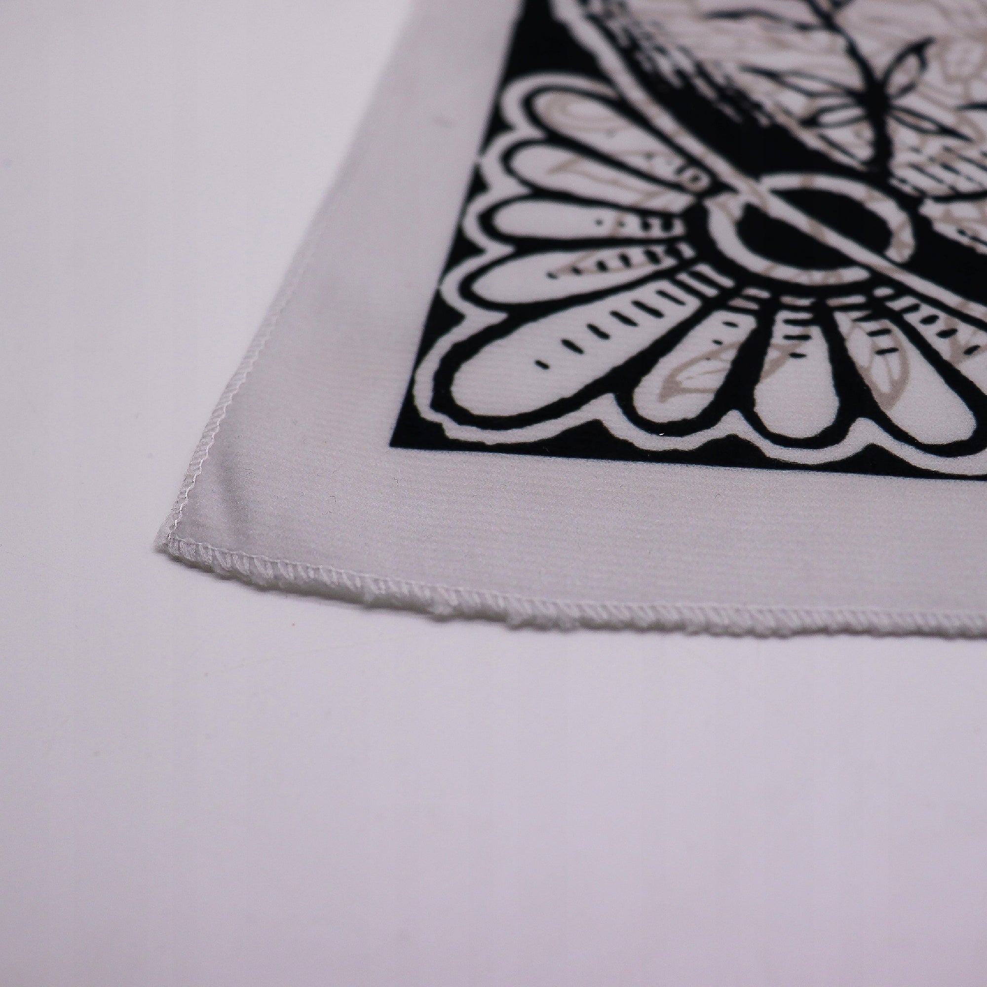Detail rohu ubrusu pro tarot – hladký polyester s prošitým okrajem