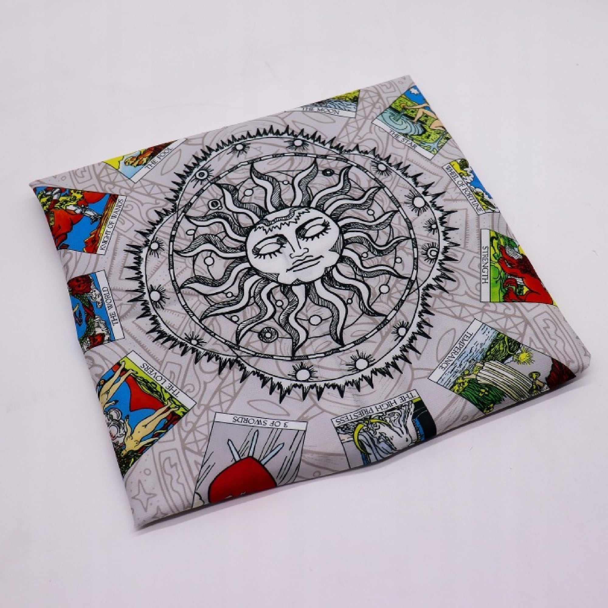 Složený ubrus pro tarotové karty s motivem slunce – lehký polyester, 75 x 75 cm